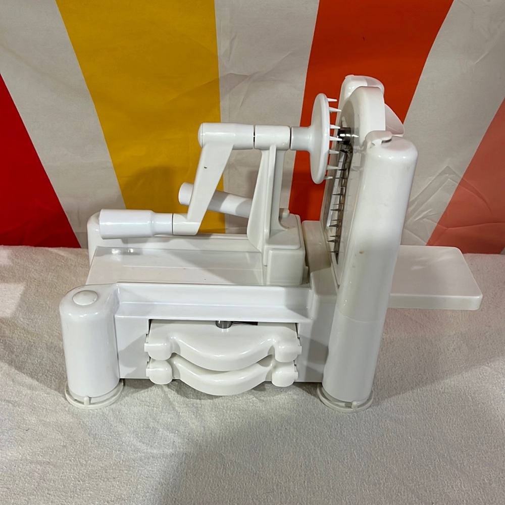 Vegetable spiralizer with 3 blades
